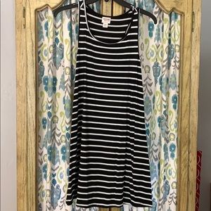 Black & white sleeveless flowy dress